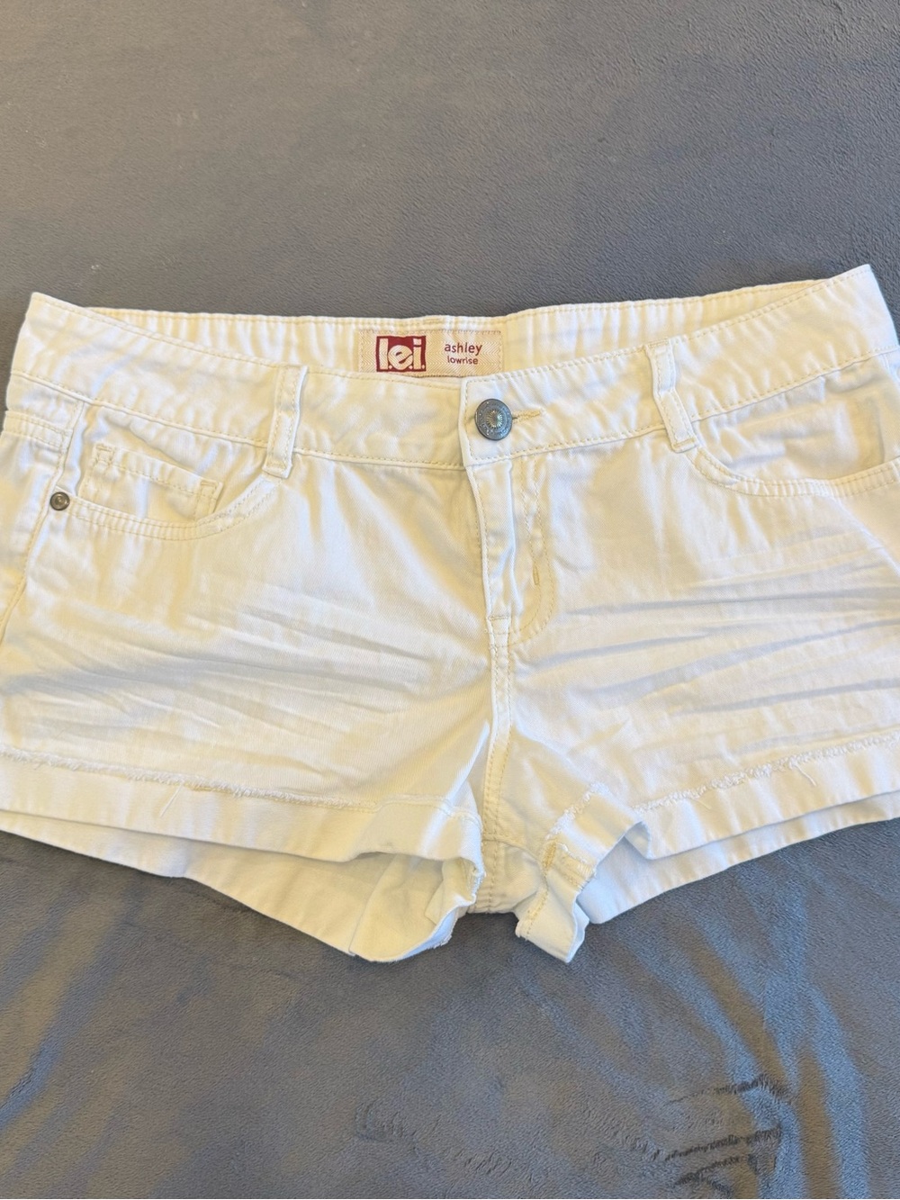 lei White Low-Rise Denim Short Shorts